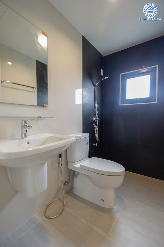 บ้านมือสองตกแต่งใหม่ โครงการ ซอยบรมราชชนนี60 เนื้อที่ 69.3 ตร.ว. พื้นที่ใช้สอย 236 ตร.ม. ฟังก์ชัน 3 ห้องนอน 3 ห้องน้ำ จอดรถได้ 2 คัน บนทำเลเดินทางสะดวก เชื่อมต่อหลายเส้นทาง  ใกล้เซ็นทรัลปิ่นเกล้า และทางคู่ขนานลอยฟ้าบรมราชชนนี